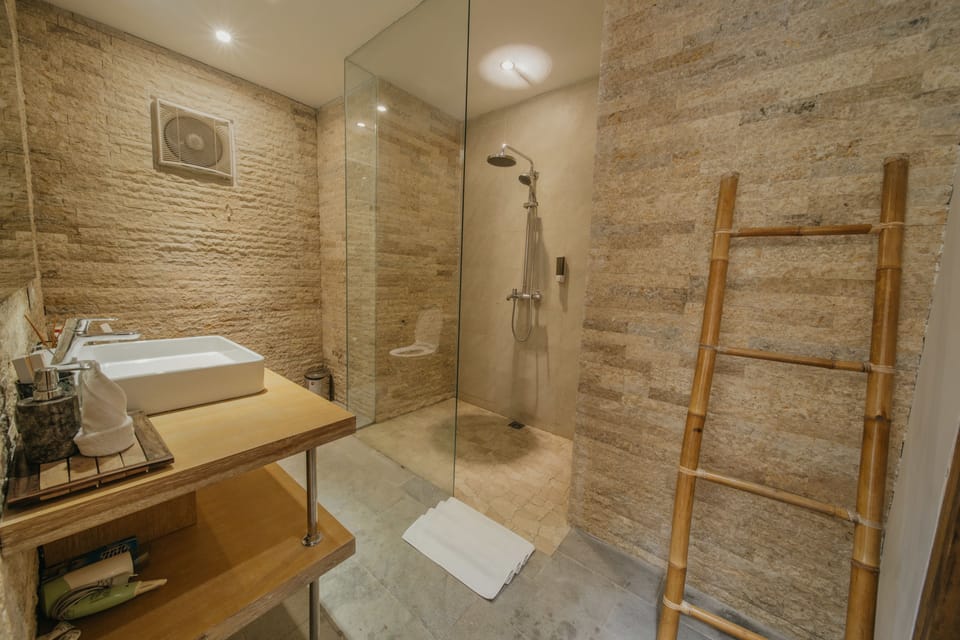 Superior Villa (2 Bedrooms) | Bathroom | Shower, free toiletries, hair dryer, towels