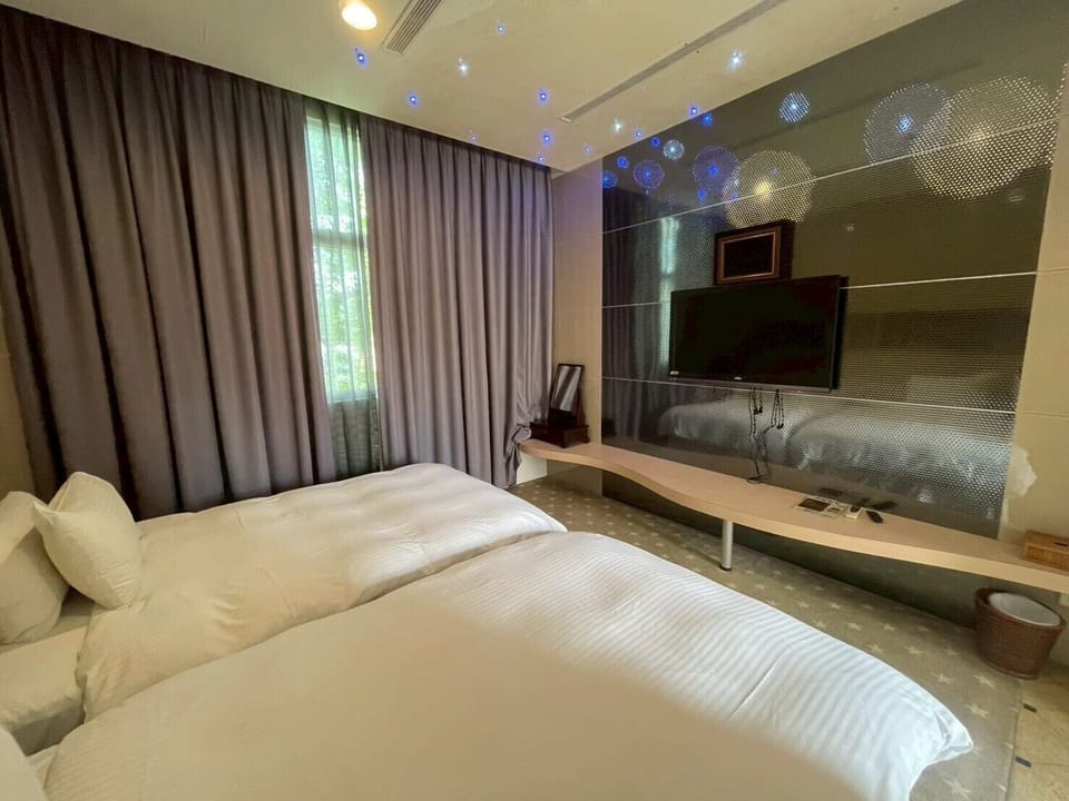 Signature Double Room, 1 Bedroom, Private Bathroom | Premium bedding, individually decorated, desk, blackout drapes