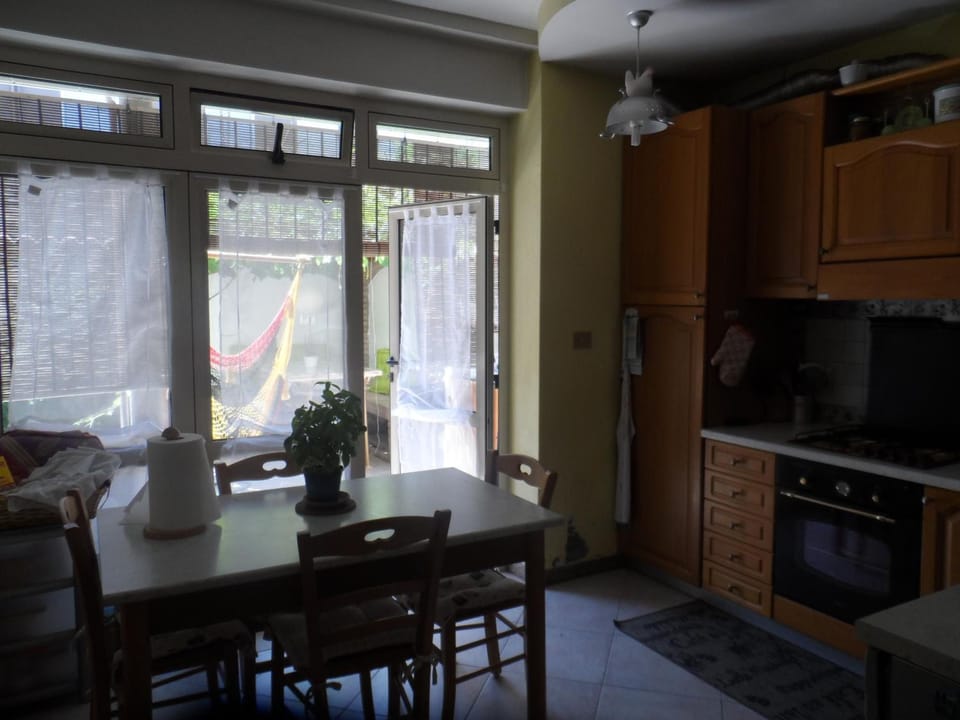 Full-size fridge, microwave, oven, stovetop