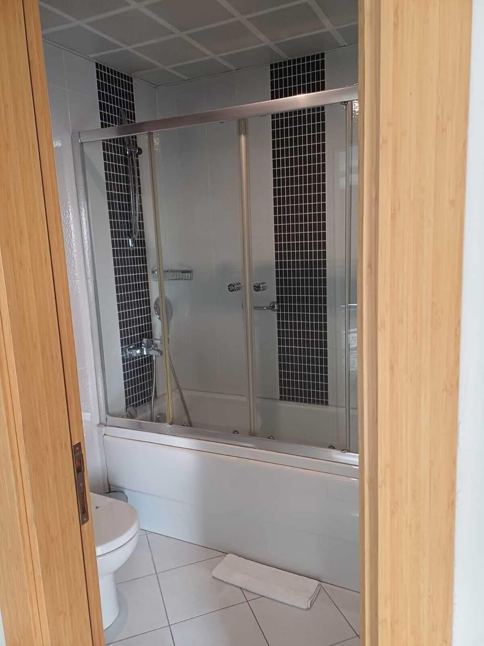 Suite, Hot Tub | Bathroom | Shower, free toiletries, hair dryer, slippers