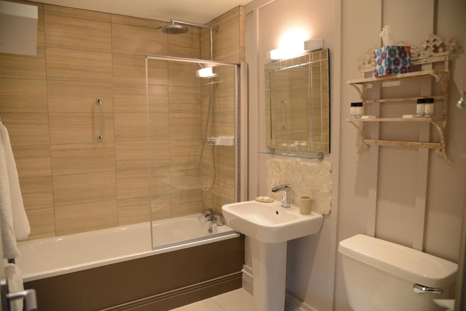 Combined shower/tub, free toiletries, hair dryer, towels