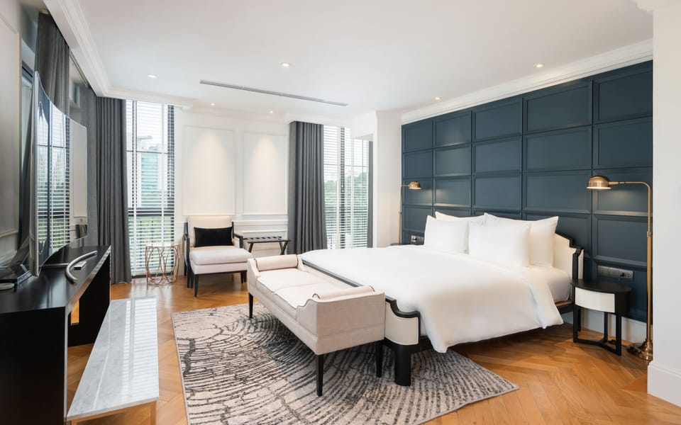 Executive Suite | Premium bedding, minibar (free items), in-room safe, desk