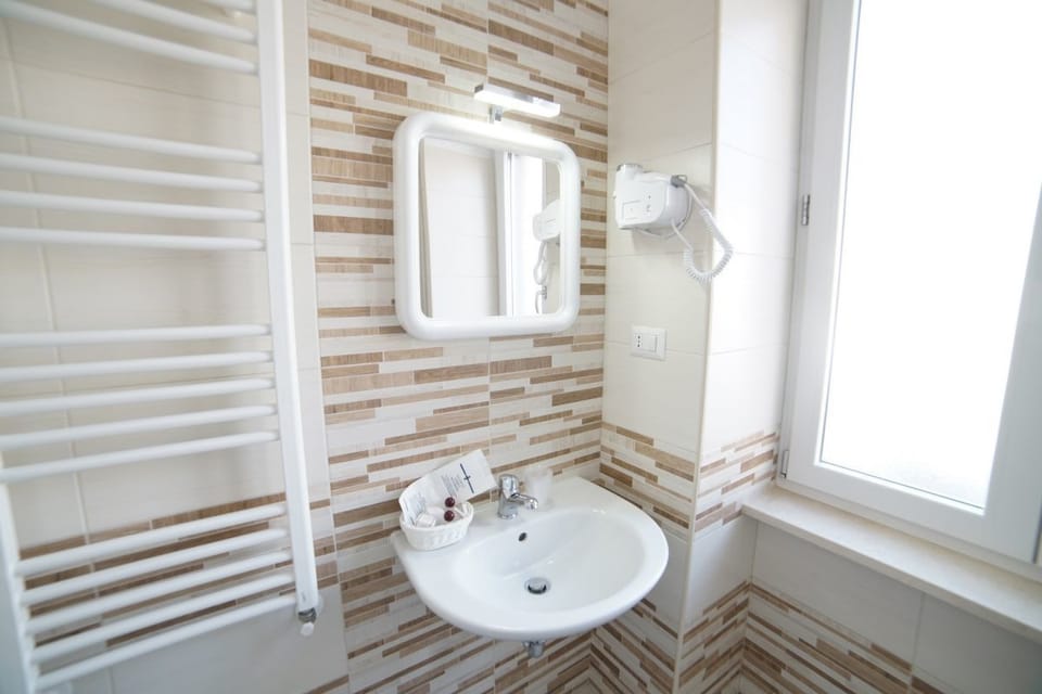 Triple Room | Bathroom | Shower, bathrobes, bidet, towels