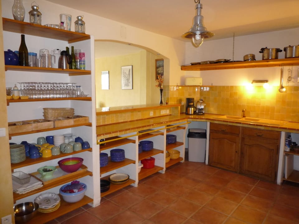Cottage, 4 Bedrooms | Private kitchen | Electric kettle
