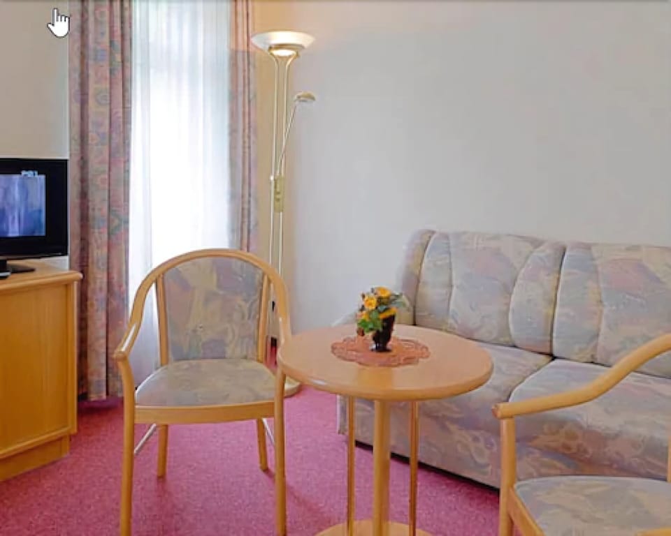 Desk, rollaway beds, free WiFi