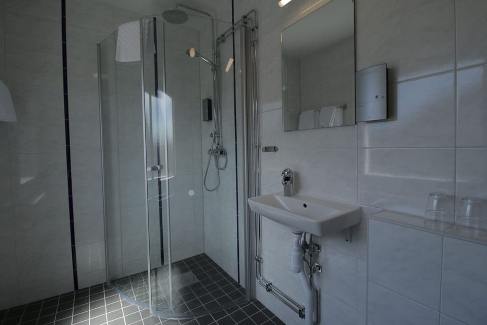 Superior Double or Twin Room, 2 Twin Beds | Bathroom | Shower, free toiletries, hair dryer, towels