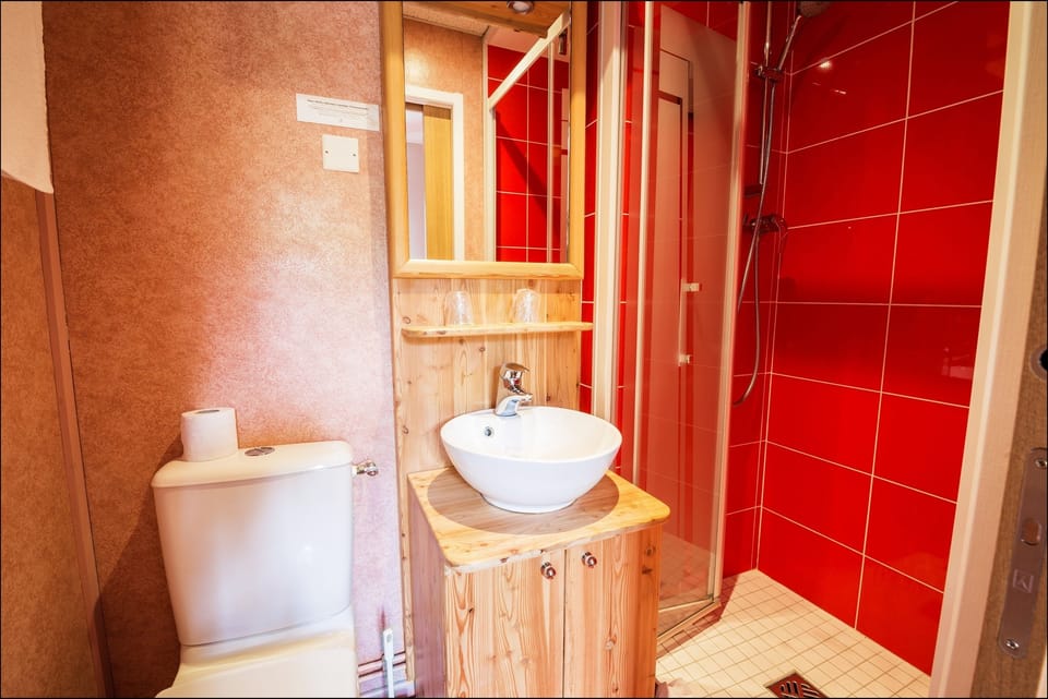 Shower, free toiletries, hair dryer, towels