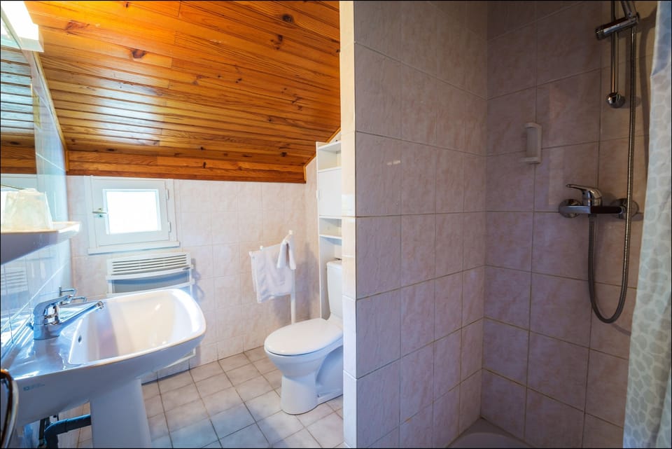 Shower, free toiletries, hair dryer, towels