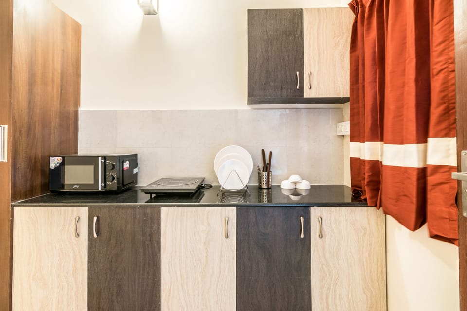 Superior Studio, 1 Queen Bed, Non Smoking, Kitchenette | Private kitchenette | Fridge, microwave, coffee/tea maker