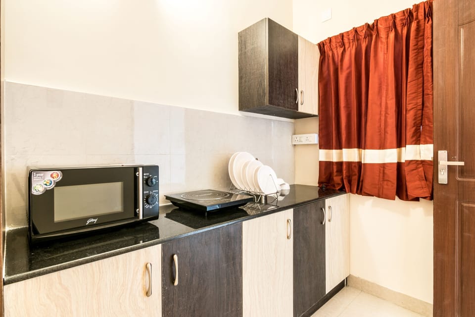 Superior Studio, 1 Queen Bed, Non Smoking, Kitchenette | Private kitchenette | Fridge, microwave, coffee/tea maker