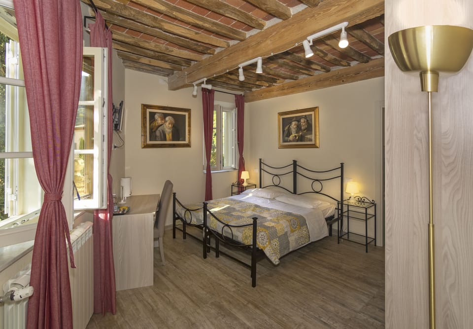 Comfort Double or Twin Room, Ensuite | Desk, laptop workspace, blackout drapes, iron/ironing board