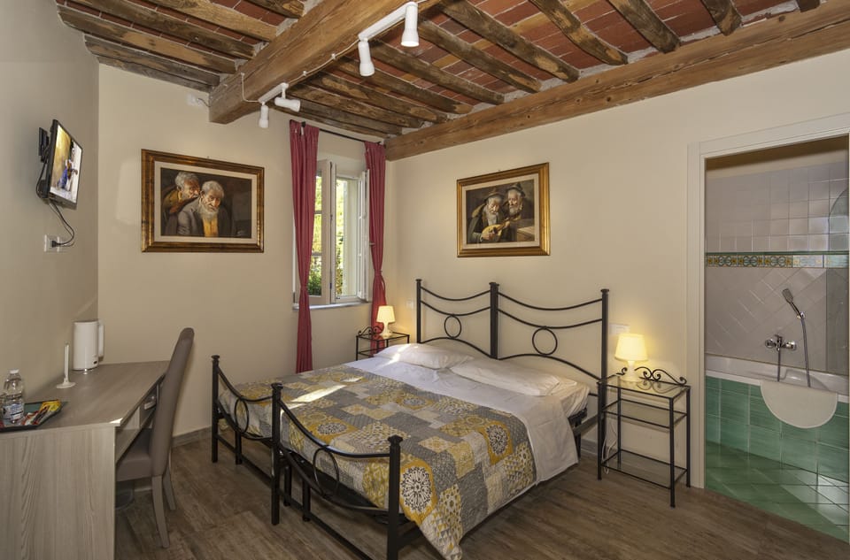 Comfort Double or Twin Room, Ensuite | Desk, laptop workspace, blackout drapes, iron/ironing board