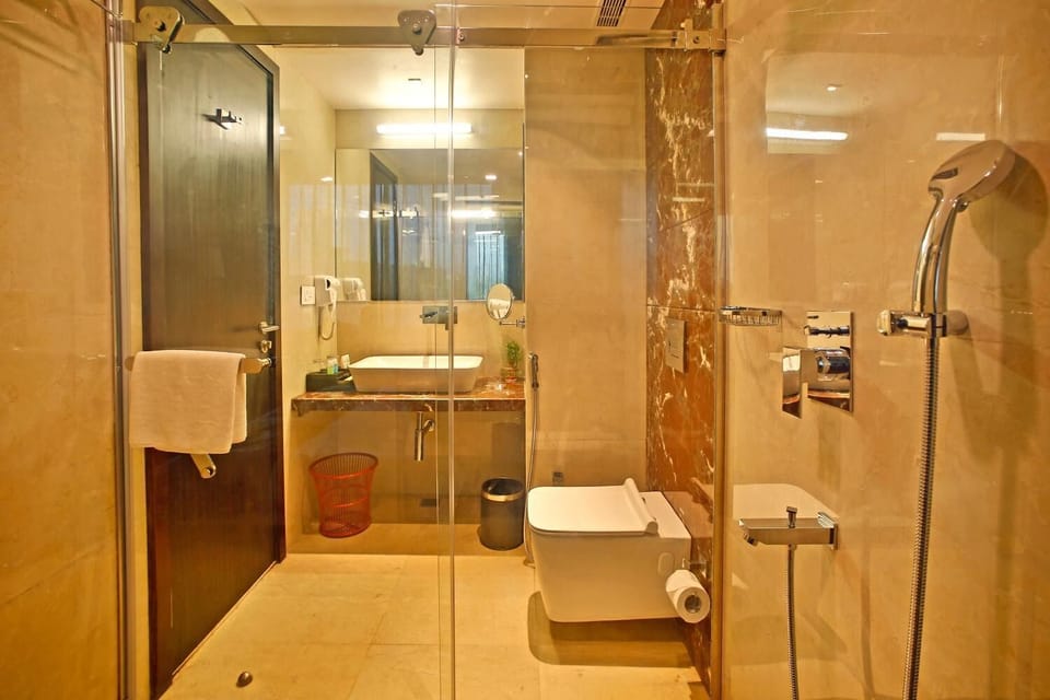 Shower, free toiletries, towels