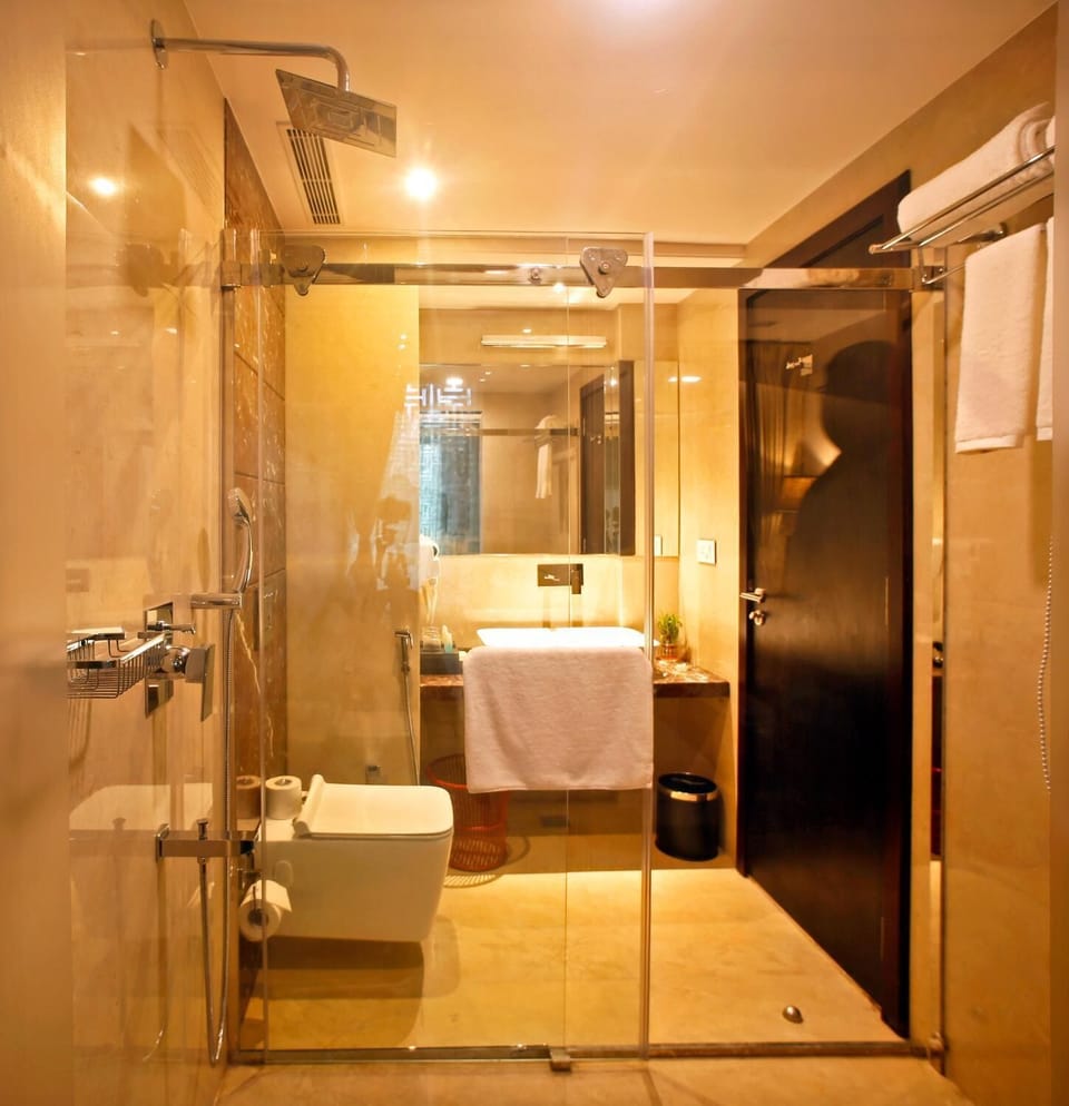 Shower, free toiletries, towels