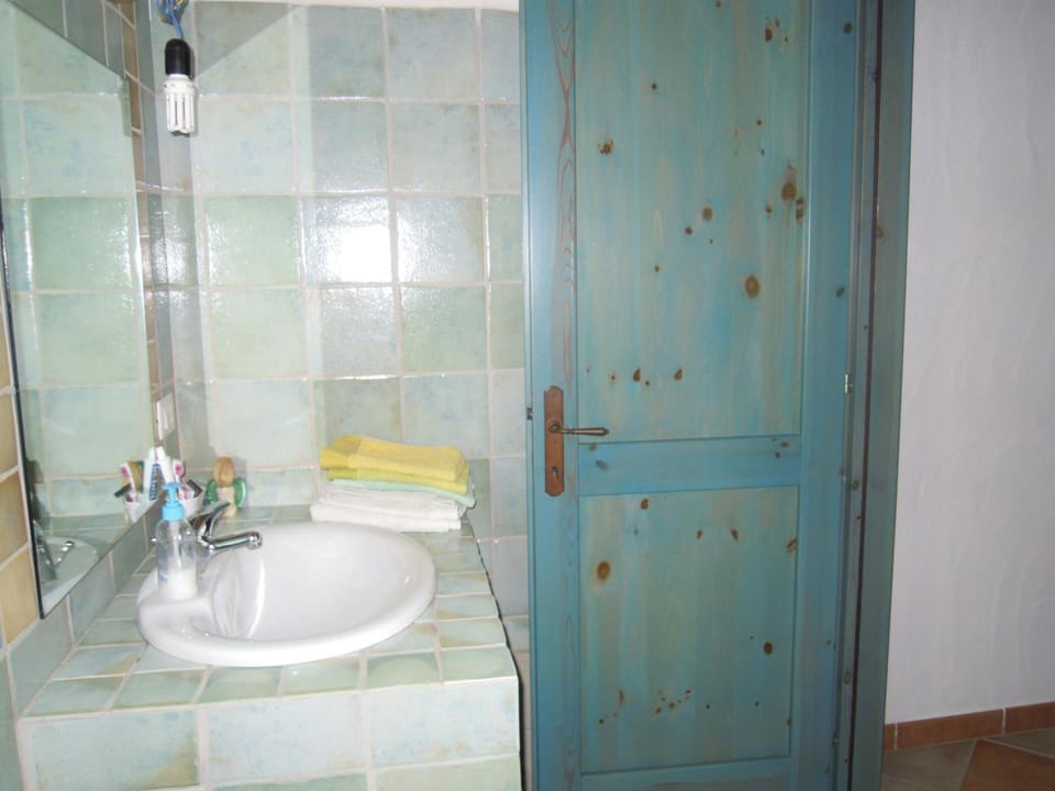 Shower, rainfall showerhead, free toiletries, hair dryer