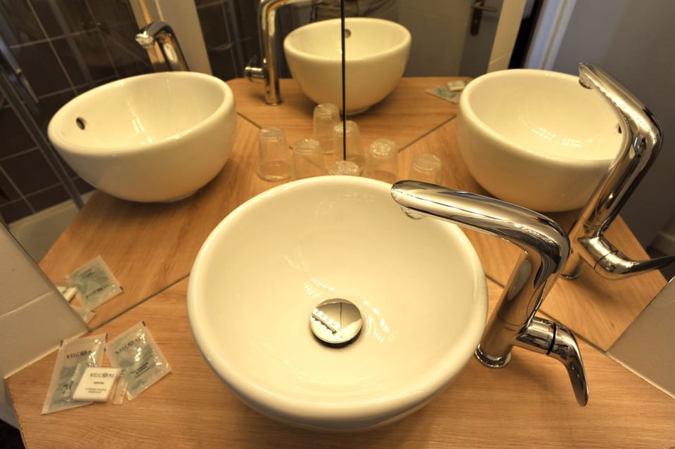Economy Double Room | Bathroom | Shower, hair dryer, towels