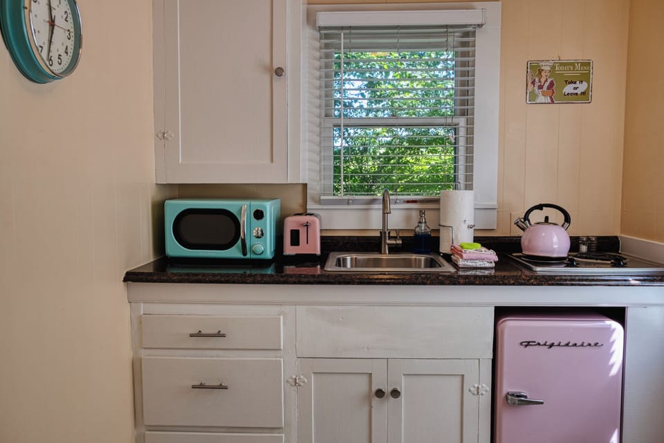 Deluxe Queen - Room 8 | Private kitchen