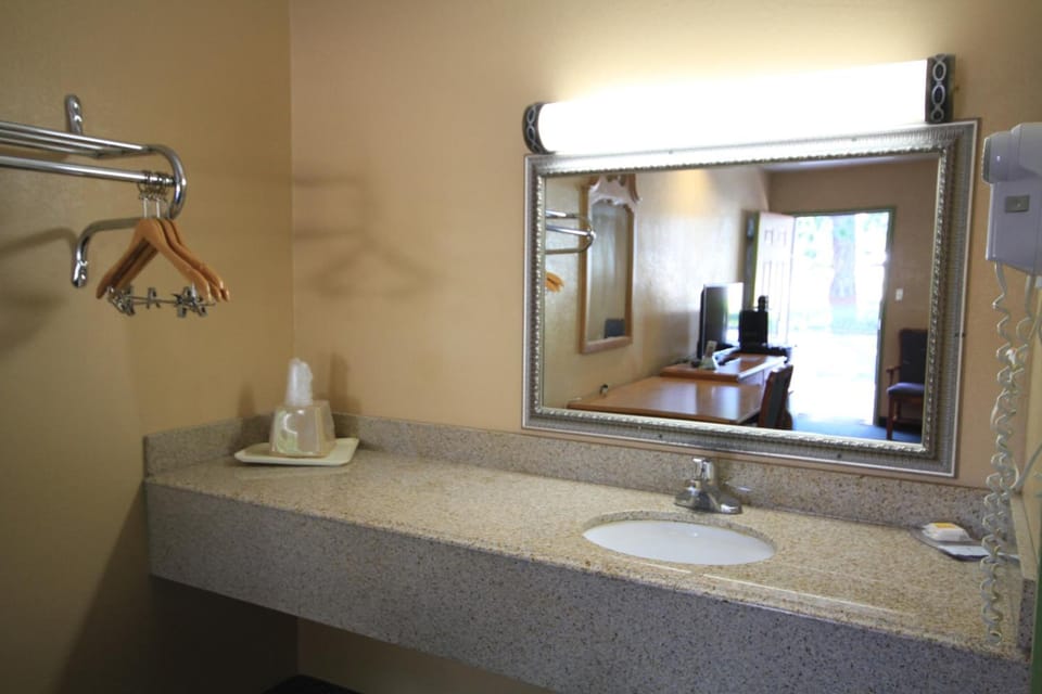 Combined shower/tub, free toiletries, hair dryer