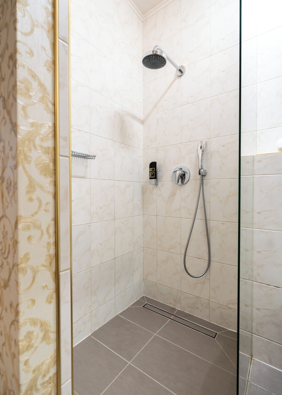 Romantic Suite | Bathroom | Free toiletries, hair dryer, towels