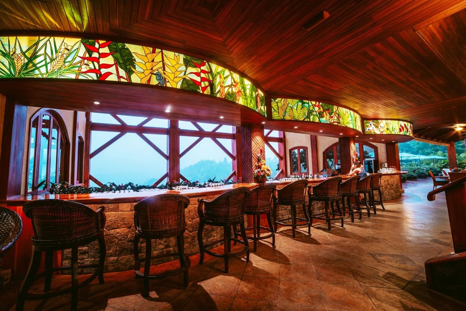 2 bars/lounges, swim-up bar, poolside bar