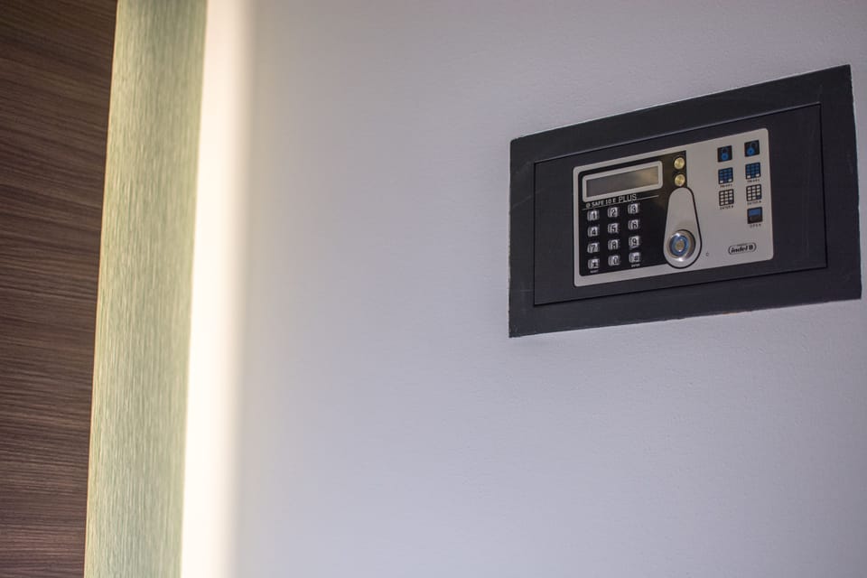 Superior Room, 1 King Bed, Ensuite | Safe