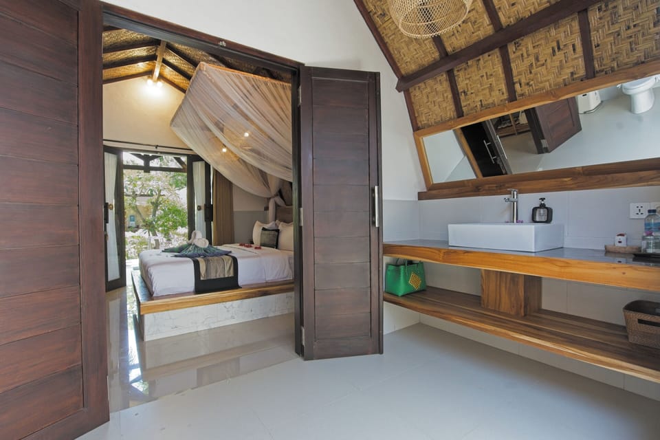 Superior Lumbung Bungalow | Bathroom | Shower, free toiletries, towels, soap