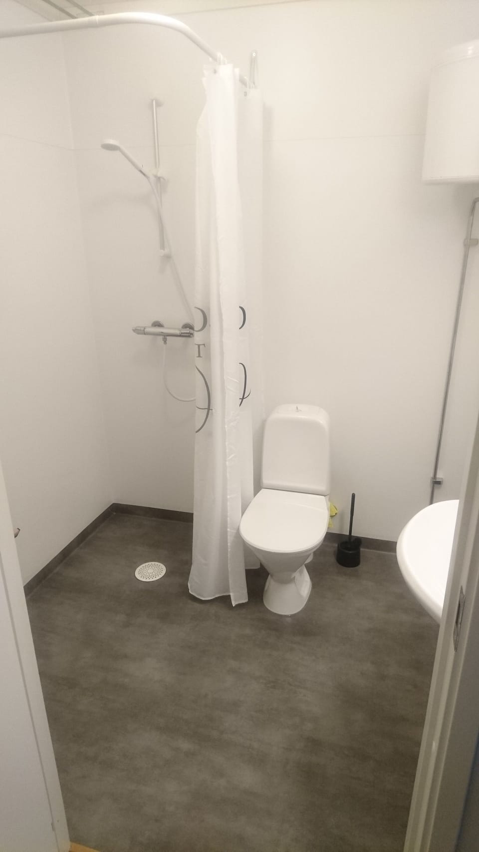 Studio | Bathroom | Shower, soap, toilet paper