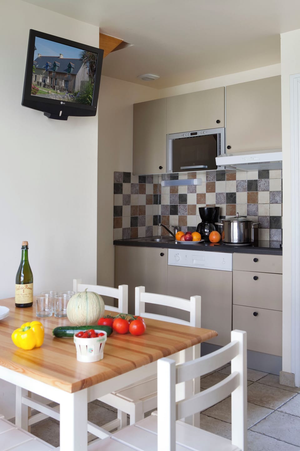 Electric kettle, highchair