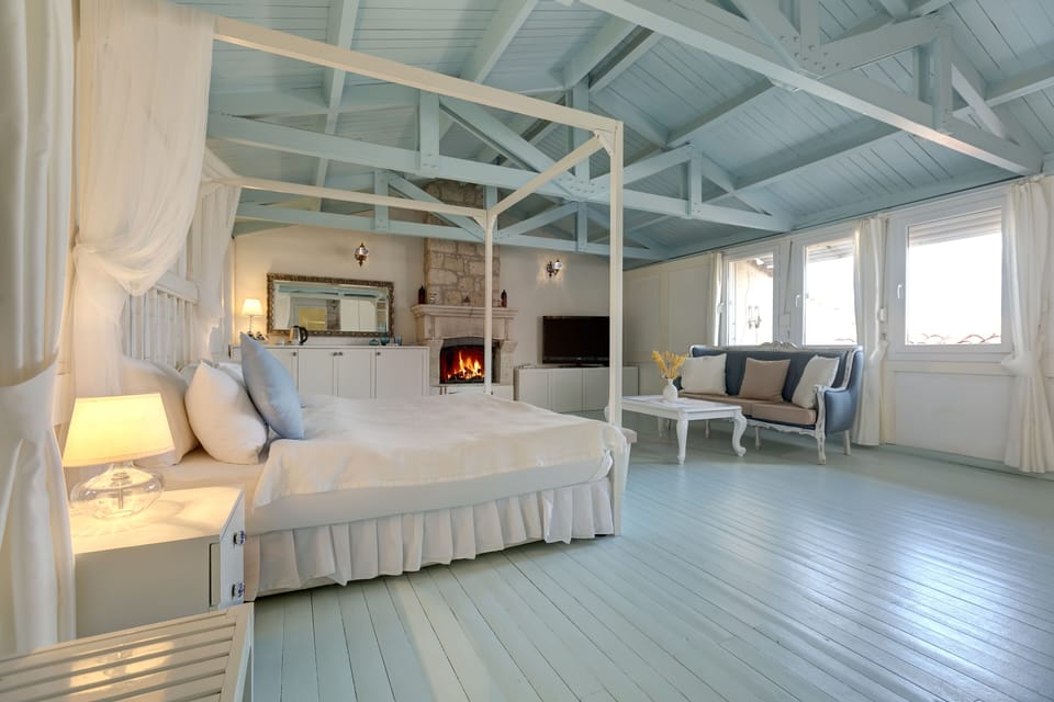 Exclusive Room | Minibar, in-room safe, individually decorated, individually furnished
