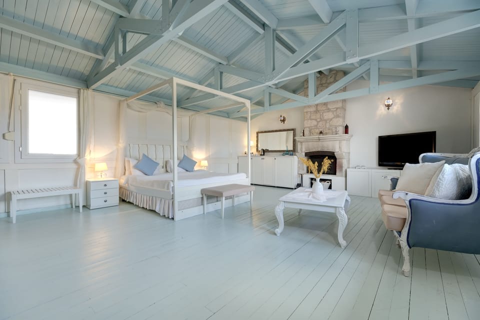 Exclusive Room | Minibar, in-room safe, individually decorated, individually furnished