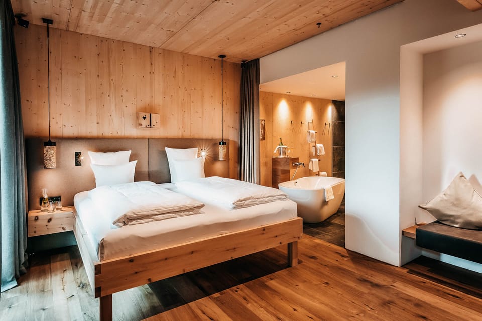 Suite (Feuer) | Bathroom | Shower, free toiletries, hair dryer, bathrobes