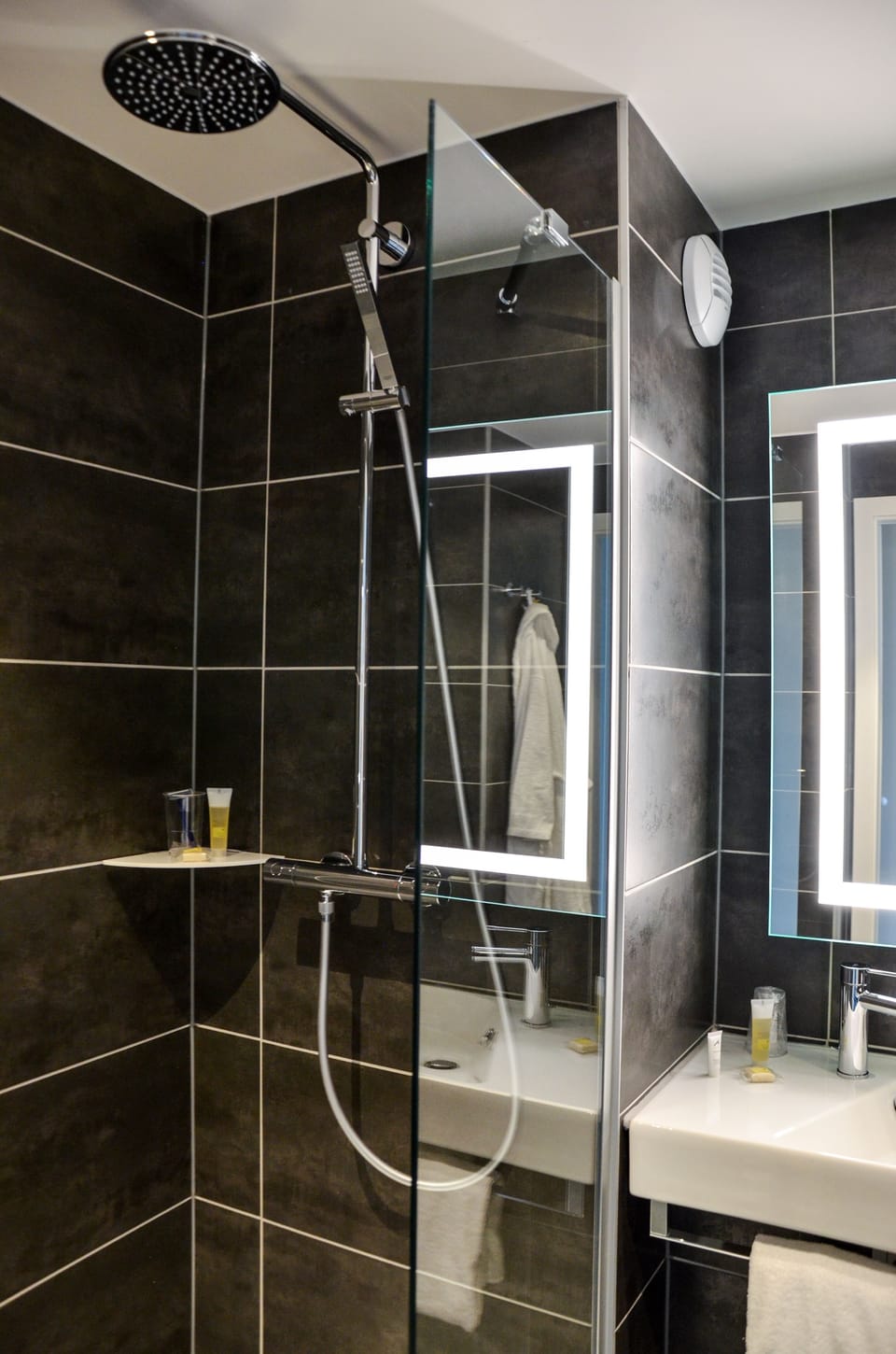 Double Room | Bathroom shower