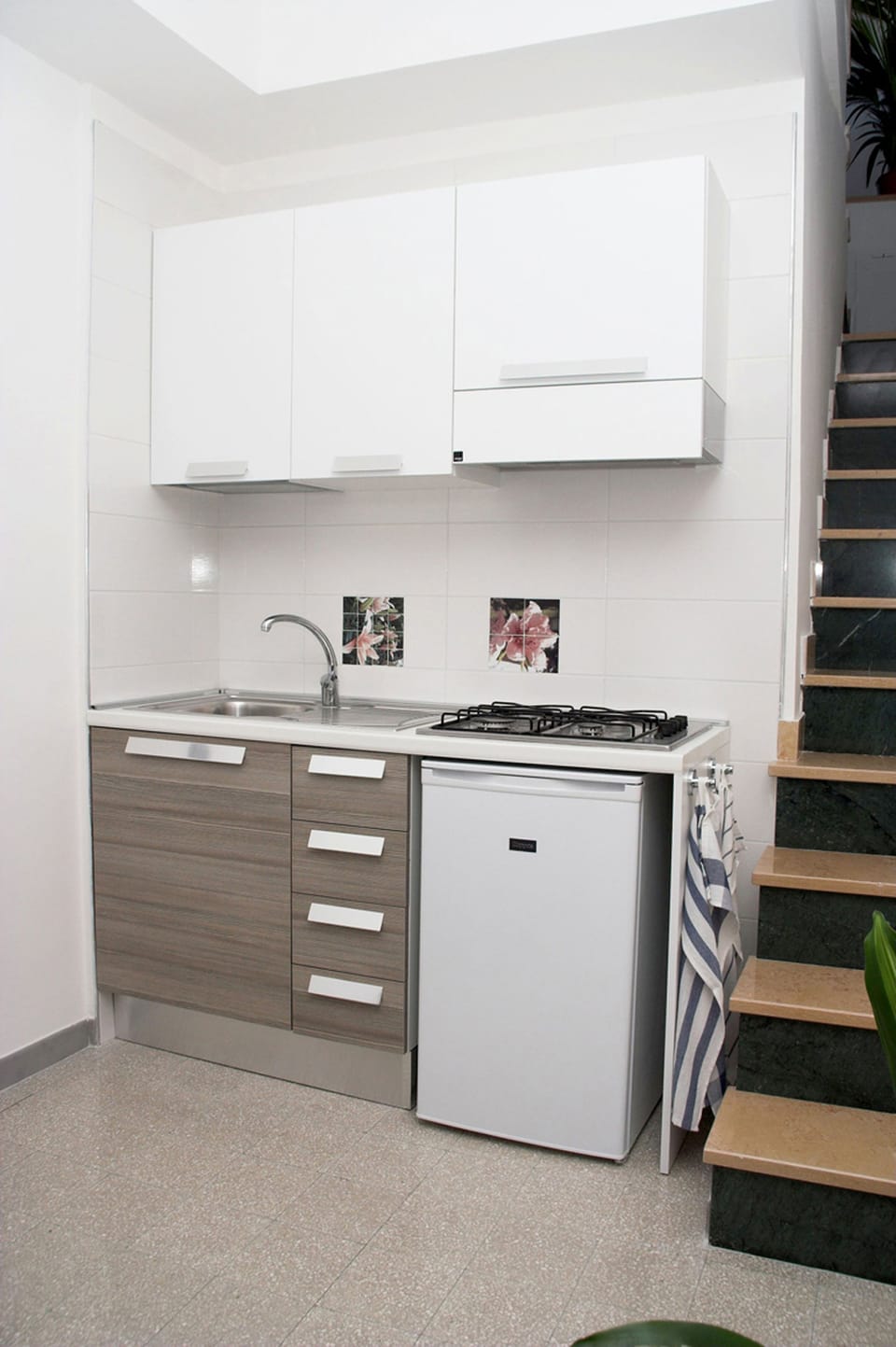 Duplex, 1 Bedroom | Private kitchenette | Fridge, electric kettle
