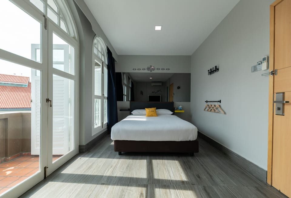 Signature Balcony Queen | In-room safe, iron/ironing board, WiFi (free), bed sheets