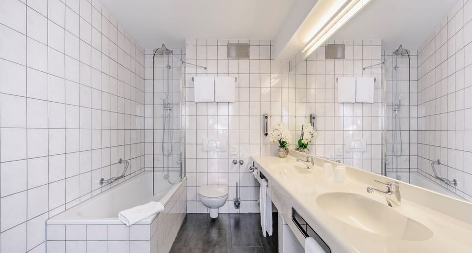 Junior Suite | Bathroom | Bathtub, hair dryer, towels, soap