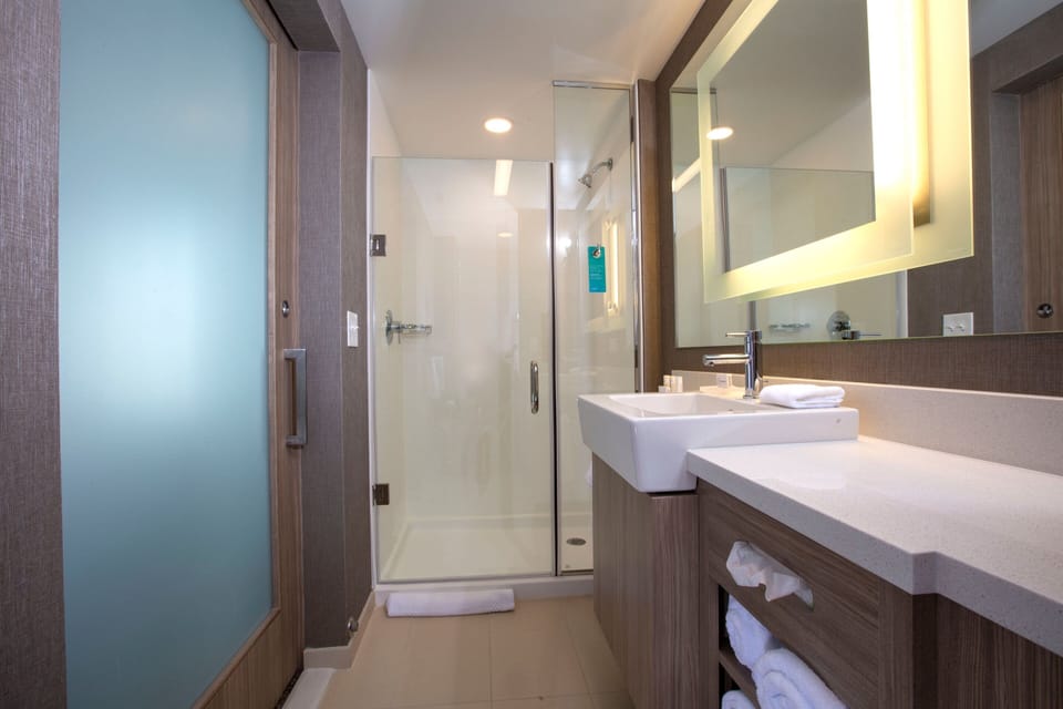 Combined shower/tub, designer toiletries, hair dryer, towels