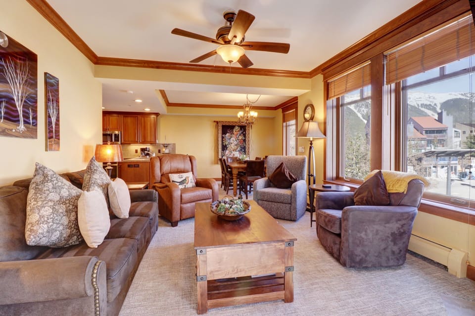 Condo, 3 Bedrooms | Living area