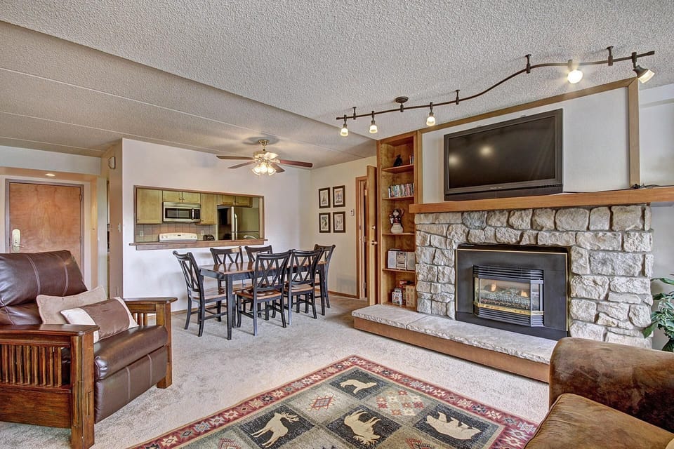 Condo, 1 Bedroom | Living room | Fireplace