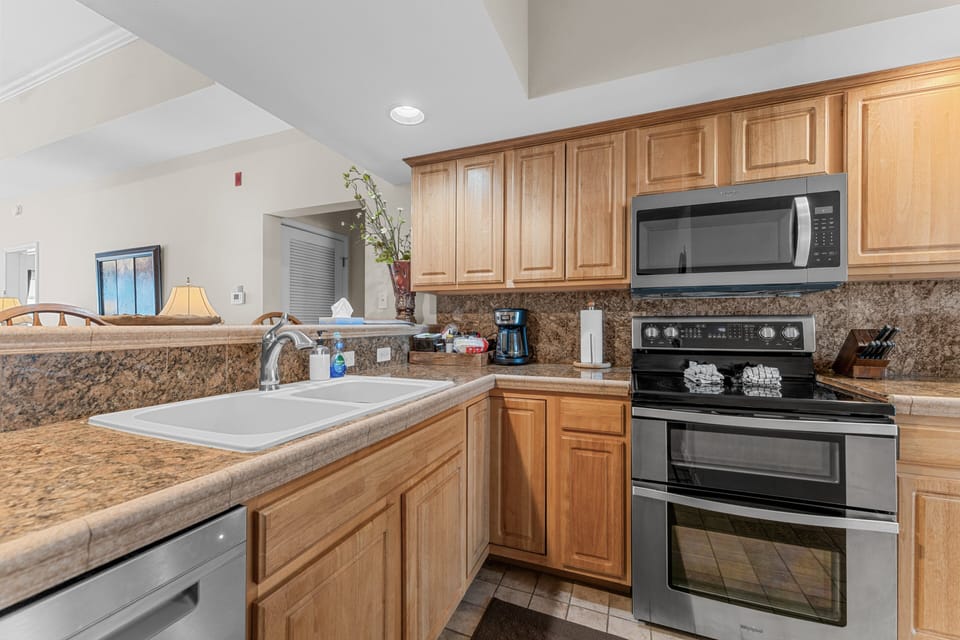 Condo, 4 Bedrooms | Private kitchen | Coffee/tea maker, fridge, microwave, oven