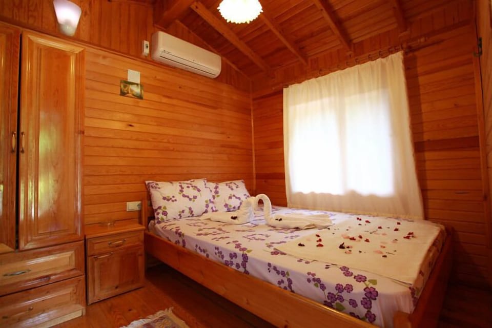 Bungalow, Garden View | Iron/ironing board, free WiFi, bed sheets