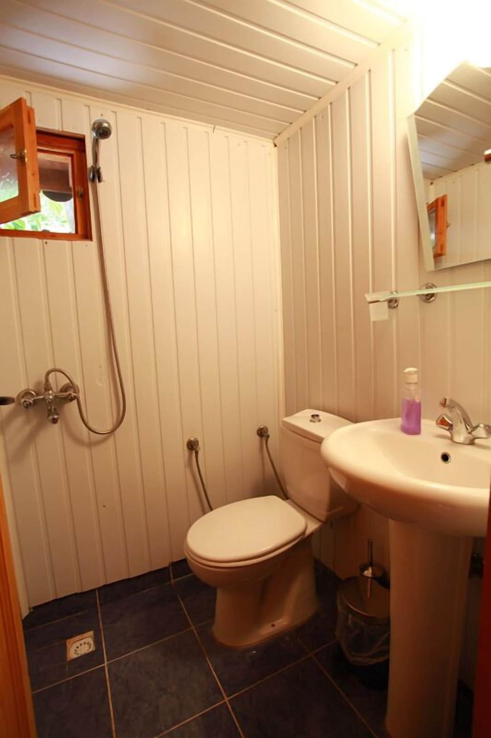 Bungalow, Garden View | Bathroom | Shower, free toiletries, hair dryer, towels