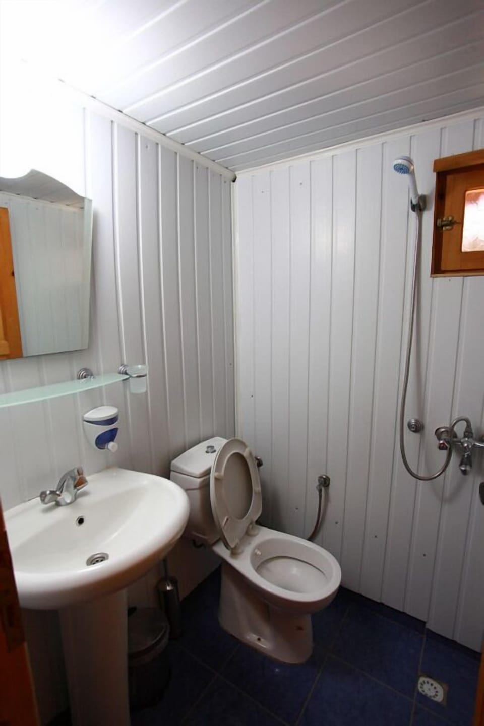 Bungalow, Garden View | Bathroom | Shower, free toiletries, hair dryer, towels