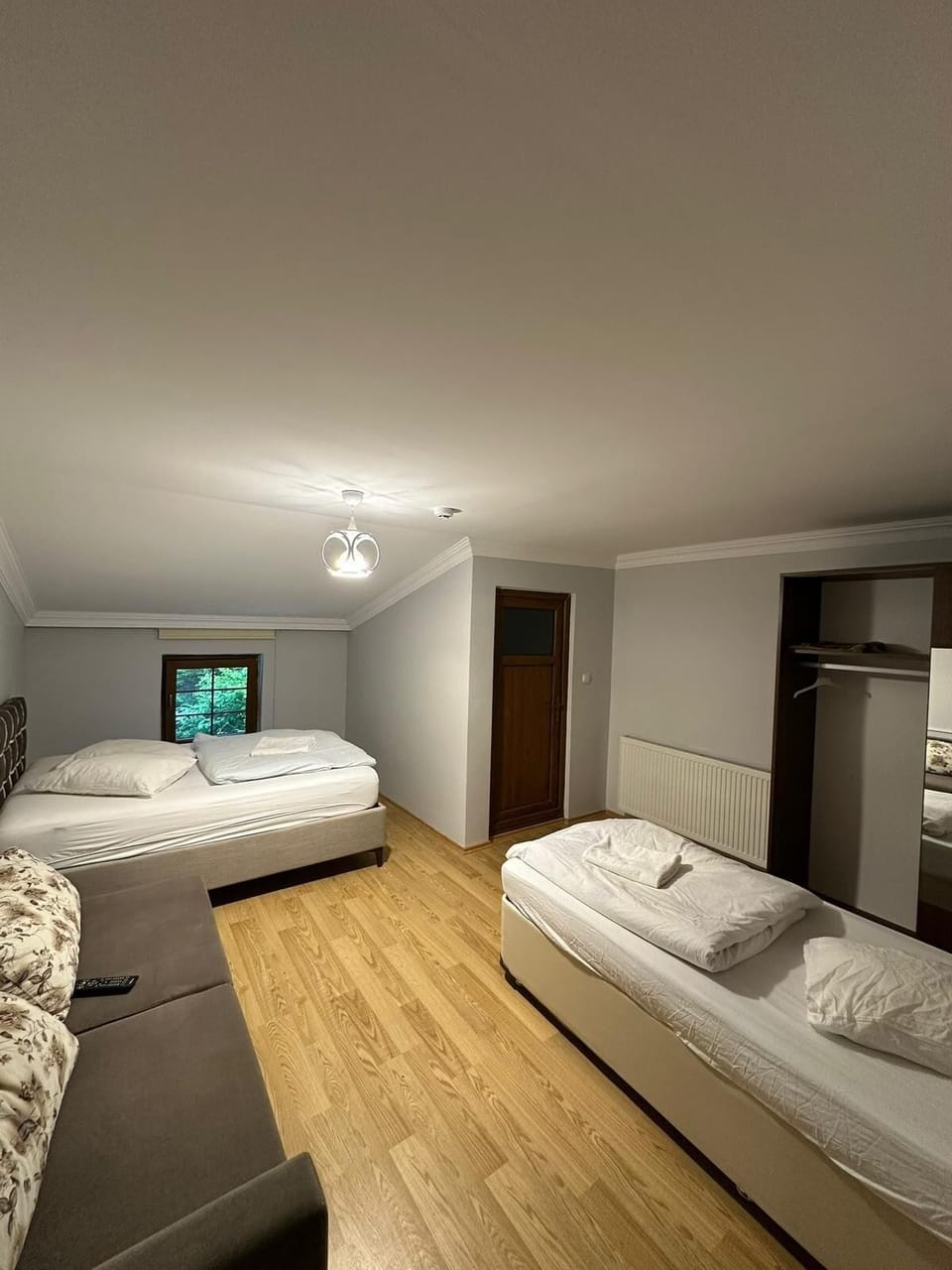 Desk, soundproofing, free rollaway beds, free WiFi