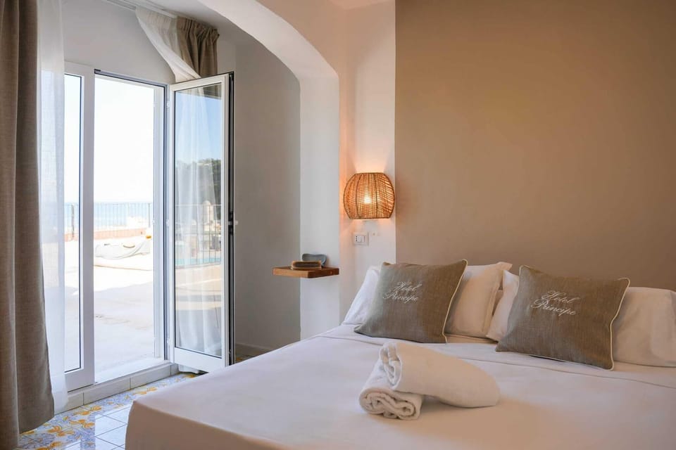 Camera deluxe con terrazza, vista mare | In-room safe, individually decorated, individually furnished, desk