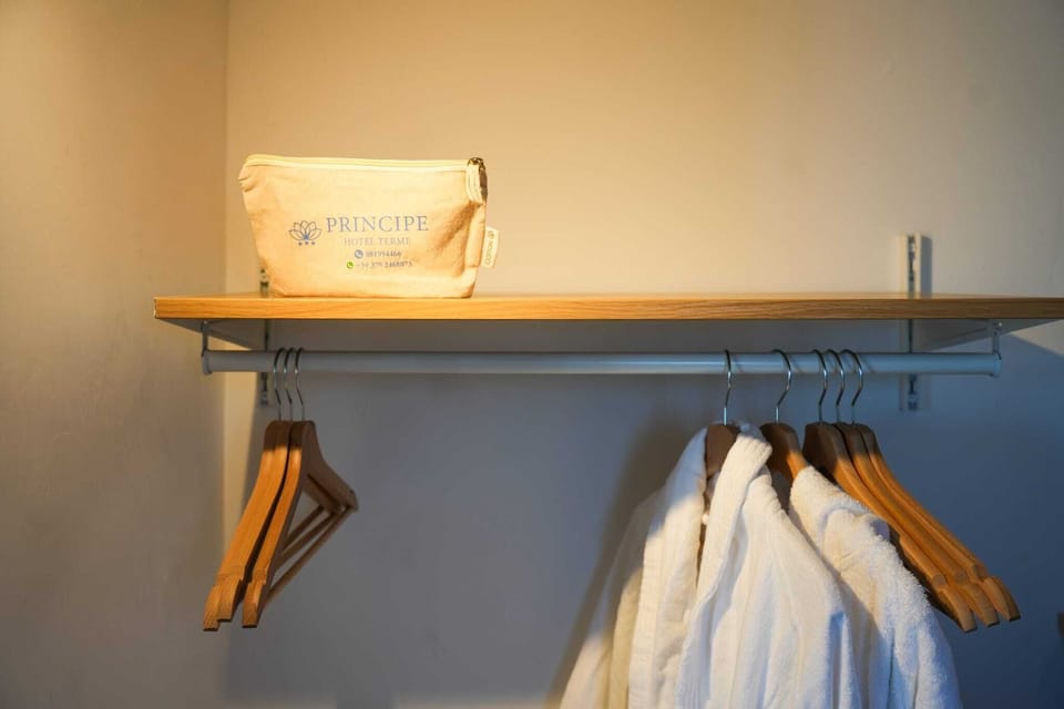 Camera deluxe con terrazza, vista mare | Bathroom | Shower, free toiletries, hair dryer, bidet