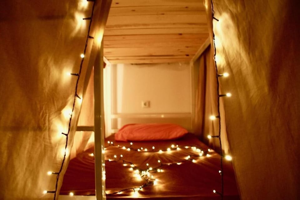 Free WiFi, bed sheets
