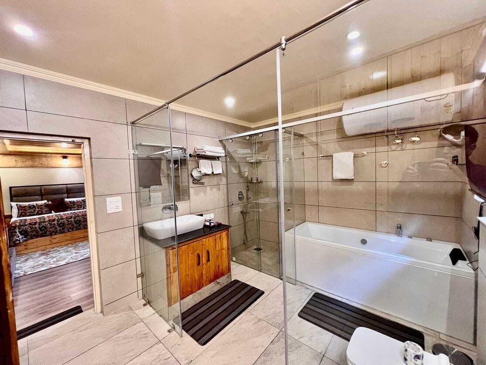 Junior Suite with Private Balcony | Bathroom | Shower, rainfall showerhead, free toiletries, hair dryer
