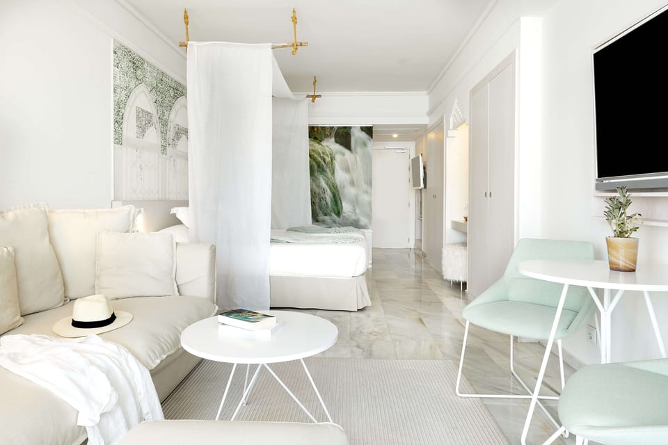 Minibar, in-room safe, individually decorated, individually furnished