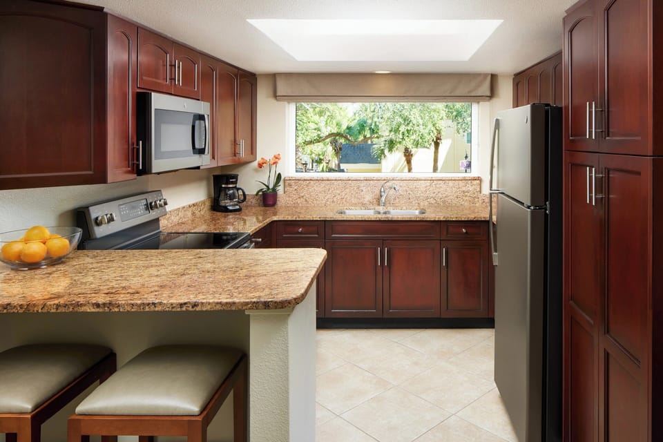 Premium bedding, in-room safe, desk, laptop workspace