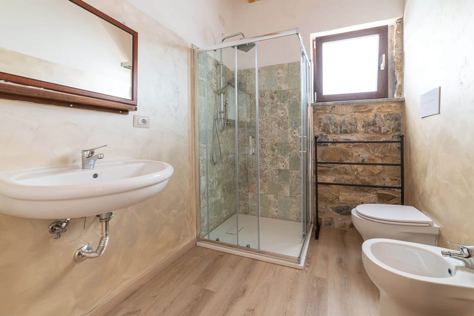 Triple Room, Sea View | Bathroom | Shower, free toiletries, hair dryer, bidet